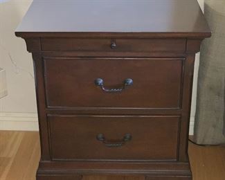 2pc Traditional Dark Wood Nightstands 29x28x18.5in HxWxD