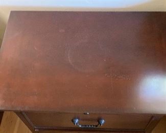 2pc Traditional Dark Wood Nightstands 29x28x18.5in HxWxD