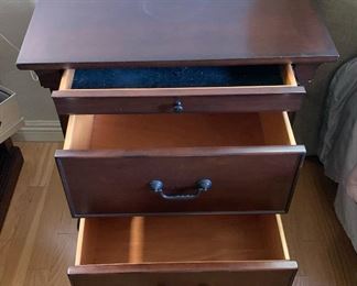 2pc Traditional Dark Wood Nightstands 29x28x18.5in HxWxD