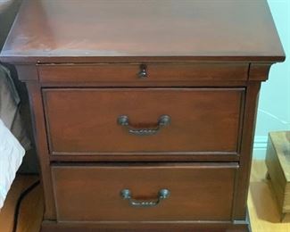 2pc Traditional Dark Wood Nightstands 29x28x18.5in HxWxD