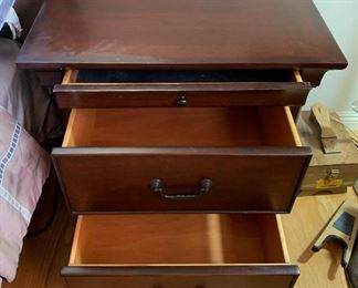 2pc Traditional Dark Wood Nightstands 29x28x18.5in HxWxD