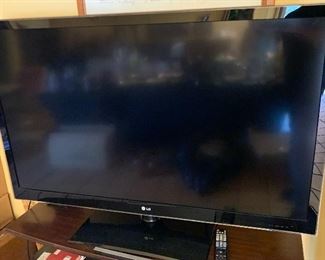 LG 55IN LED 1080P HD TV 55LW5600 33X51X15IN D (AT BASE) HxWxD
