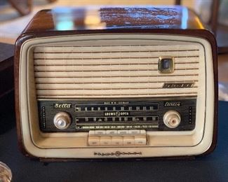 Vintage Loewe Opta Bella Luxus Tube Radio