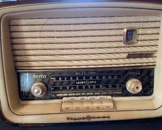 Vintage Loewe Opta Bella Luxus Tube Radio