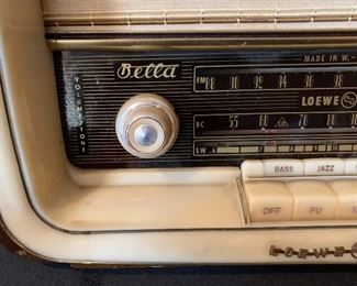 Vintage Loewe Opta Bella Luxus Tube Radio