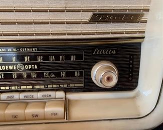 Vintage Loewe Opta Bella Luxus Tube Radio