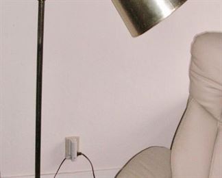 Floor lamp w/ adjustable arm