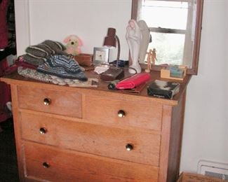 Oak chest of drawers