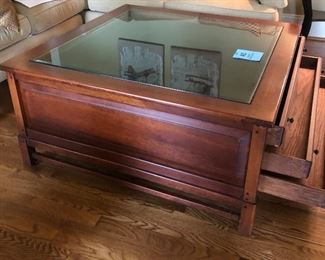 COCKTAIL/COFFEE DISPLAY GLASS TABLE
VERY GOOD CONDITION GLASS INSERT 3 DRAWER 40” X 40” X 19 3/4”
