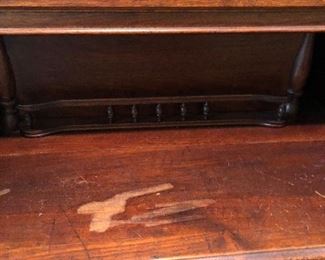 ANTIQUE ORGAN TO DESK CONVERSION
GOOD CONDITION. HAS SOME MARKS, SCRATCHES, ETC