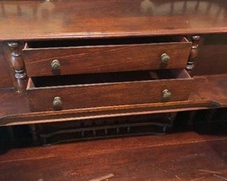 ANTIQUE ORGAN TO DESK CONVERSION
GOOD CONDITION. HAS SOME MARKS, SCRATCHES, ETC