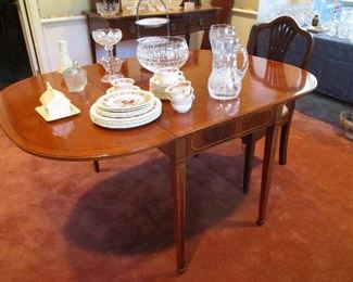 side view of Dining Table, includes 2 insert leaves