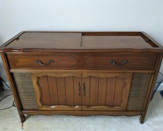Magnavox French Provincial Cabinet Stereo/Record Player