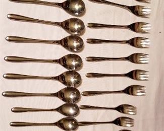 Washington Forge 40pc Tear Drop Silverware Set