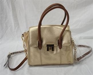 1035 TOMMY HILFIGER GOLD HANDBAG, NEW WITH TAGS, 1/4 IN X 7 3/4 IN X 4 IN