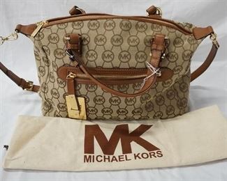 1046 MICHAEL KORS SIGNATURE LARGE SATCHEL, SOME MINOR WEAR AND CLOTH STORAGE BAG, 13 IN X 10 1/2 IN X 4 1/4 IN