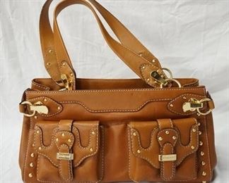 1075 MICHAEL KORS BROWN LEATHER POCKET HAND BAG, NO VISIBLE WEAR, 15 IN X 8 IN X 4 3/4 IN