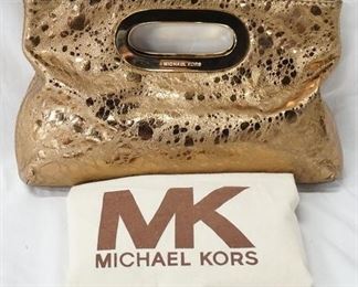 1077 MICHAEL KORS GOLD CLUTCH, NO VISIBLE WEAR WITH CLOTH STORAGE BAG, 12 3/4 IN X 8 IN
