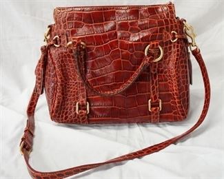 1089 DOONEY & BOURKE RED LEATHER ALAGATOR BAG, NO VISIBLE WEAR, 13 IN X 12 IN X 5 IN
