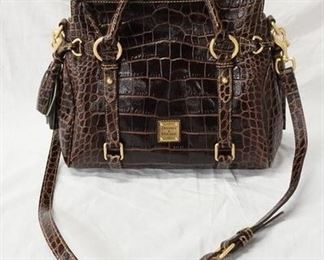 1090 DOONEY & BOURKE BROWN LEATHER ALAGATOR BAG, NO VISIBLE WEAR, 13 IN X 12 IN X 5 IN