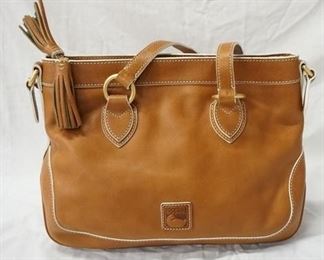 1091 DOONEY & BOURKE TAN LEATHER BAG, NO VISIBLE WEAR, 14 IN X 9 IN X 5 IN