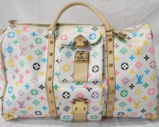 1127 LOUIS VUTTON STYLE OVERNIGHT BAG, PLEASE NOTE THERE IS A SERIAL NUMBER IN THE BAG HOWEVER, WE HAVE BEEN UNABLE TO AUTHENCATE IT.