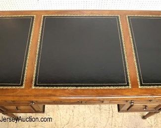 Lot: 516 - VINTAGE walnut leather top desk in the manner of
VINTAGE walnut leather top desk in the manner of Baker Furniture