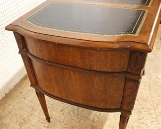 Lot: 516 - VINTAGE walnut leather top desk in the manner of
VINTAGE walnut leather top desk in the manner of Baker Furniture