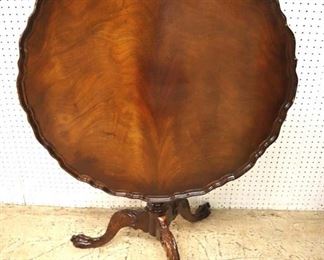 Lot: 517 - QUALITY SOLID mahogany tilt top carved birdcage
QUALITY SOLID mahogany tilt top carved birdcage base pie crust table