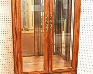 Lot: 524 - Thomasville Furniture 4 door country French
Thomasville Furniture 4 door country French beveled glass display cabinet in the oak