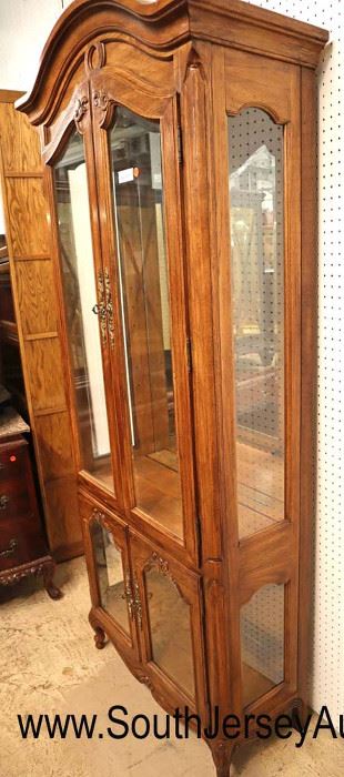 Lot: 524 - Thomasville Furniture 4 door country French
Thomasville Furniture 4 door country French beveled glass display cabinet in the oak