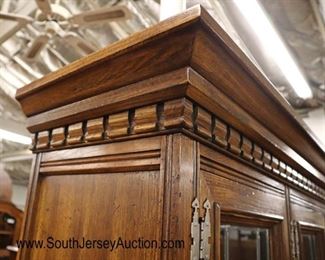 Lot 563
2pc Thomasville country oak leaded glass 4 door china cabinet (base of china has a nice clean finished top)