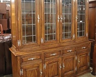 Lot 563
2pc Thomasville country oak leaded glass 4 door china cabinet (base of china has a nice clean finished top)