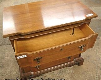 Lot 586
Thomasville Furniture 3 drawer mahogany banded queen anne bachelor chest