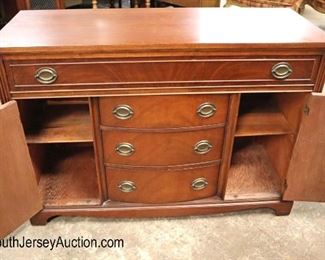 Lot 593
VINTAGE 4 drawer 2 door mahogany brandy board