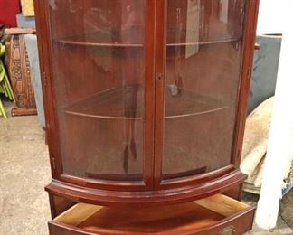 Lot 596
VINTAGE Morganton Furniture 2 door bow front mahogany corner china cabinet