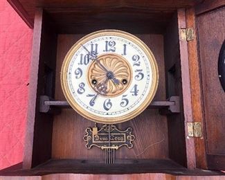 Dom Gong label on the clock