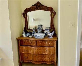 Victorian quarter sawn oak chest with mirror       150.00   (drawer pulls missing. One drawer does not fully close)