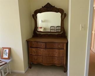 Victorian quarter sawn oak chest with mirror      175.00    missing pulls    one drawer doesn't close completely