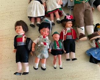 Lot of vintage travel dolls                                                      85.00