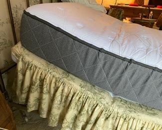 Sealy twin mattress on Serta adjustable base      300.00