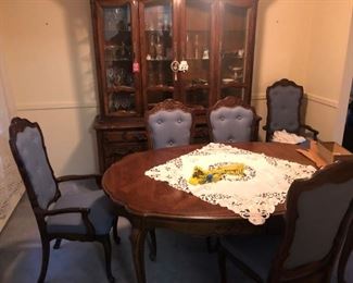 DINNING ROOM TABLE AND CHAIRS