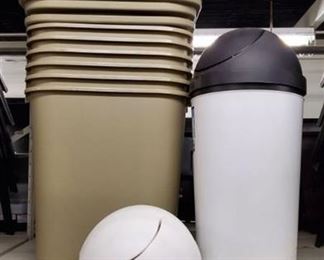 (8) Trash Cans With Lids