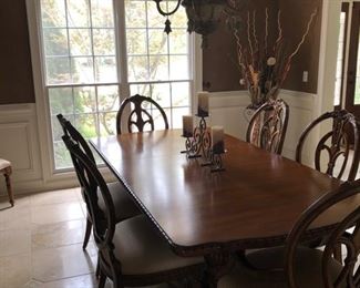 Lovely Dining Table and 8 Chairs
