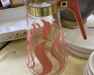 Mid Century  E Z POR Carafe Pitcher Pink Atomic Design, Pink Handle. NO LIDS..there is approx 8 of these!!