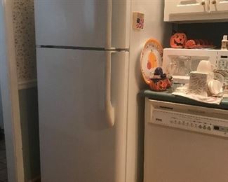 Kenmore Refrigerator with freezer and ice maker 
