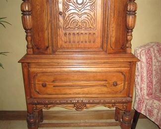 ANTIQUE OAK HUTCH