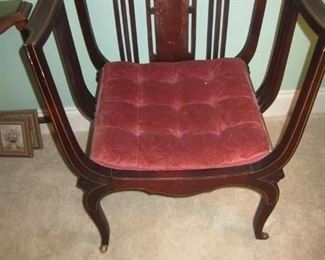 ANTIQUE CHAIR