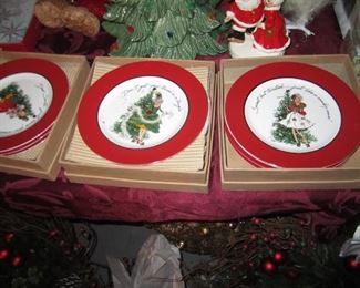 XMAS PLATES NEW IN BOX