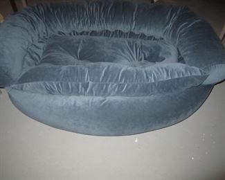 NEW LIKE LARGE DOG BED